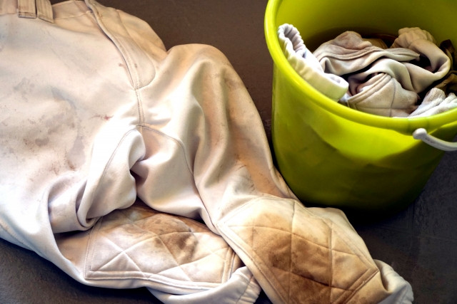 野球ユニフォームの泥汚れ・頑固汚れをきれいにする洗濯用洗剤「泥クリヤ」をご提供。