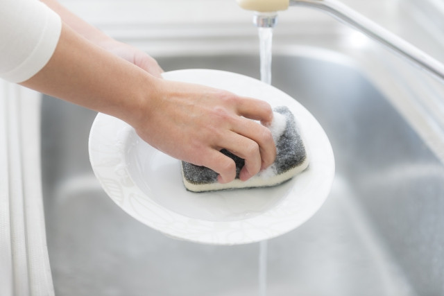 クリヤケミカル株式会社では、洗浄力抜群の手にやさしい食器用洗剤を販売しております。